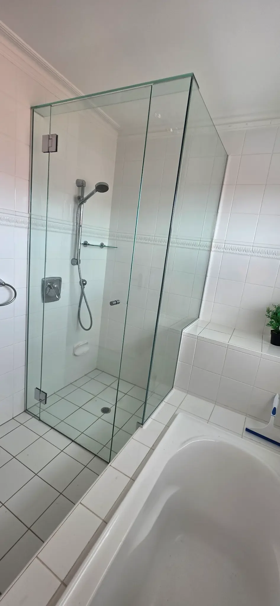 Frameless glass shower screen